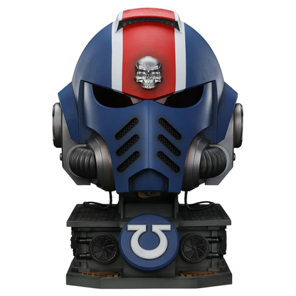 Warhammer 40,000 - Space Marine 2 Ultramarines Lieutenant Titus - Replica Helmet with Stand (replika/jäljitelmä jalustalla)