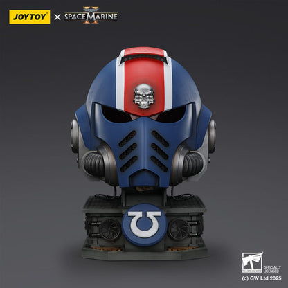 Warhammer 40,000 - Space Marine 2 Ultramarines Lieutenant Titus - Replica Helmet with Stand (replika/jäljitelmä jalustalla)