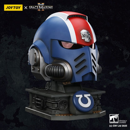 Warhammer 40,000 - Space Marine 2 Ultramarines Lieutenant Titus - Replica Helmet with Stand (replika/jäljitelmä jalustalla)