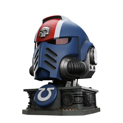 Warhammer 40,000 - Space Marine 2 Ultramarines Lieutenant Titus - Replica Helmet with Stand (replika/jäljitelmä jalustalla)