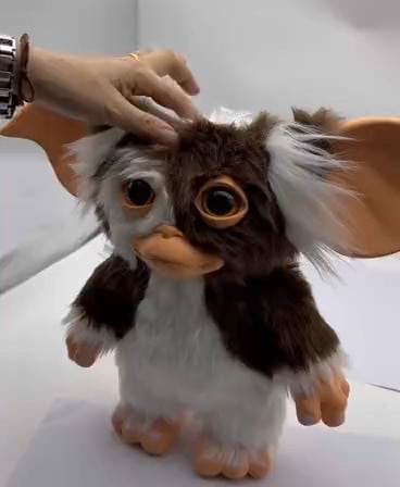 Gremlins - Gizmo - Life-size plush figure with sound